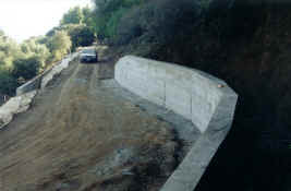 Driveway first curve uphill retaining wall lower section-after concrete is poured.jpg (1137234 bytes)