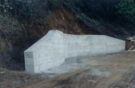 driveway first curve uphill retaining walls- after concrete.jpg (1237057 bytes)