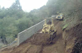 driveway straightaway- backfilling behind downhill retaining wall.jpg (1062548 bytes)